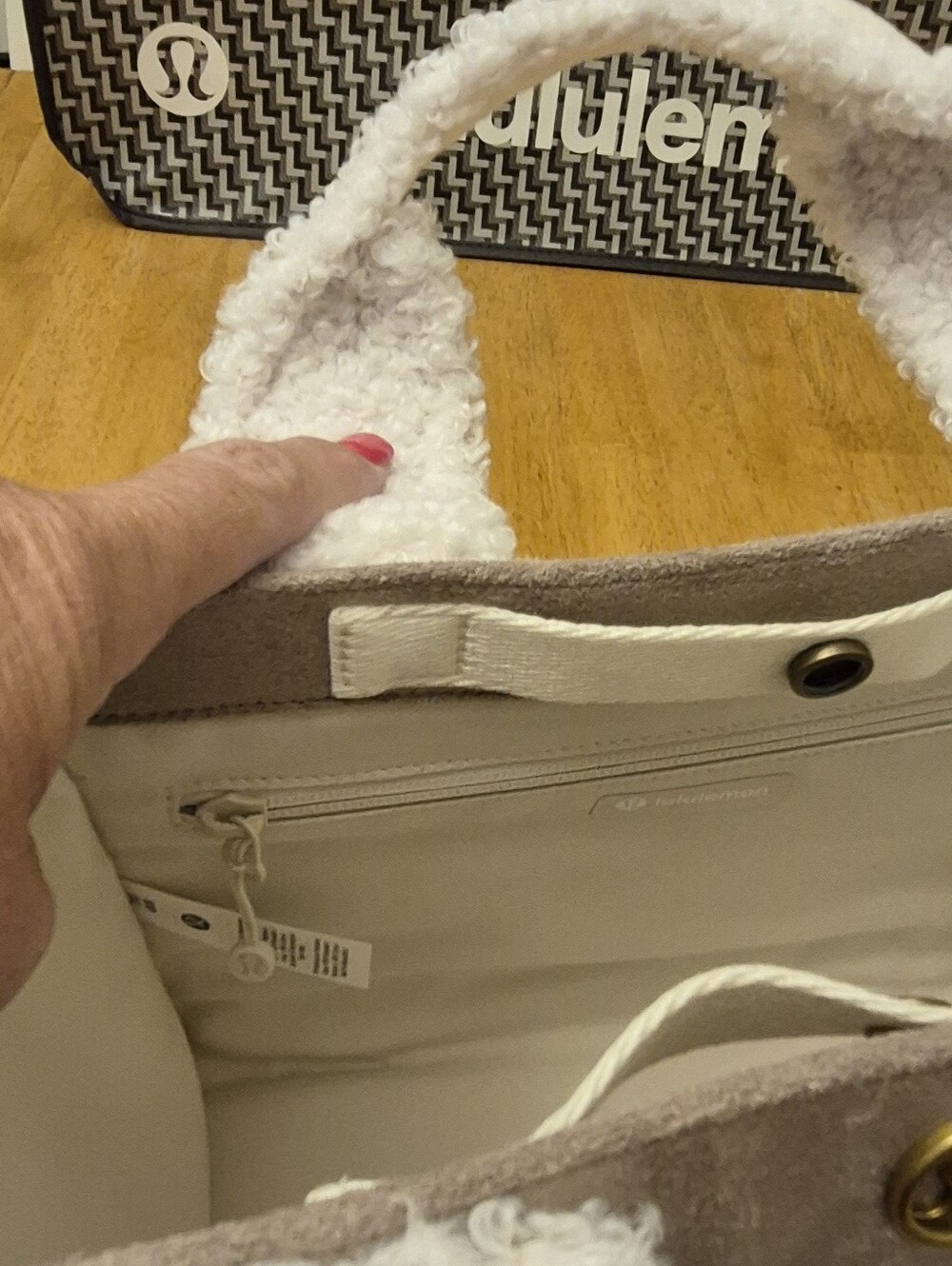 Lululemon Oak Tan Ivory & Gold Hardware Shearling Trim Boxy Tote Bag 4.5L $148 R - Picture 9 of 11